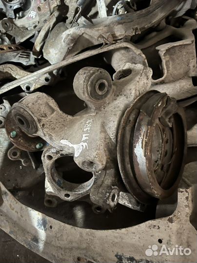 Кулак поворотный передний,задний cadillac srx1