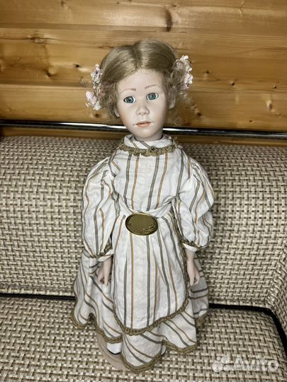 Кукла фарфоровая