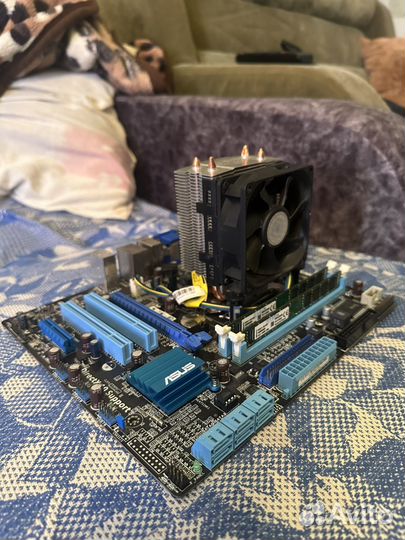 Материнская плата с процессором и памятью