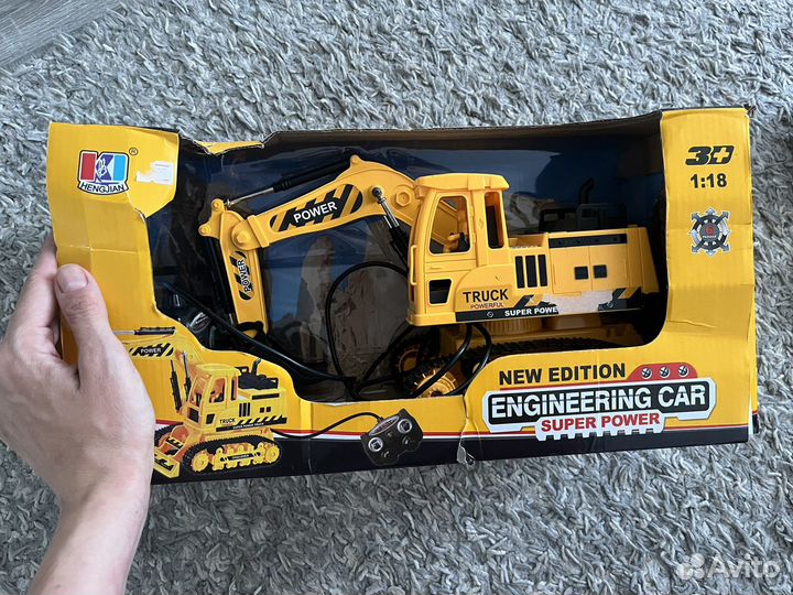 Экскаватор с пультом