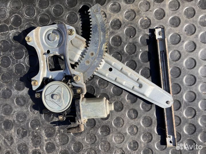 Стеклоподъемник задний правый Nissan Tiida