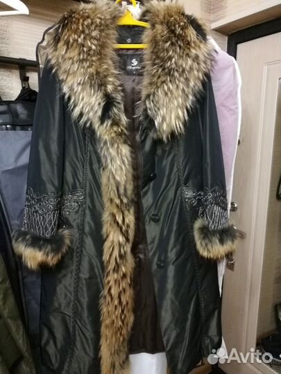 Зимнее пальто с мехом енота