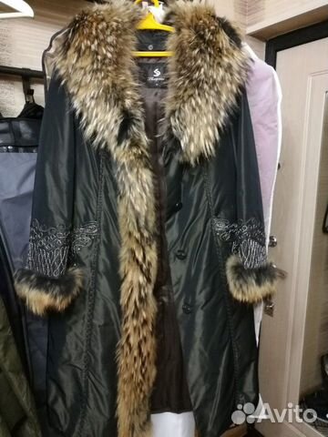 Зимнее пальто с мехом енота
