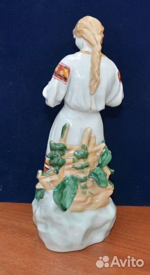 Фарфоровая статуэтка- гадание на ромашке. зхк