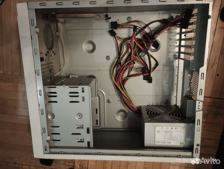 Старый, но не бесполезный.InWin s500 с бп 400