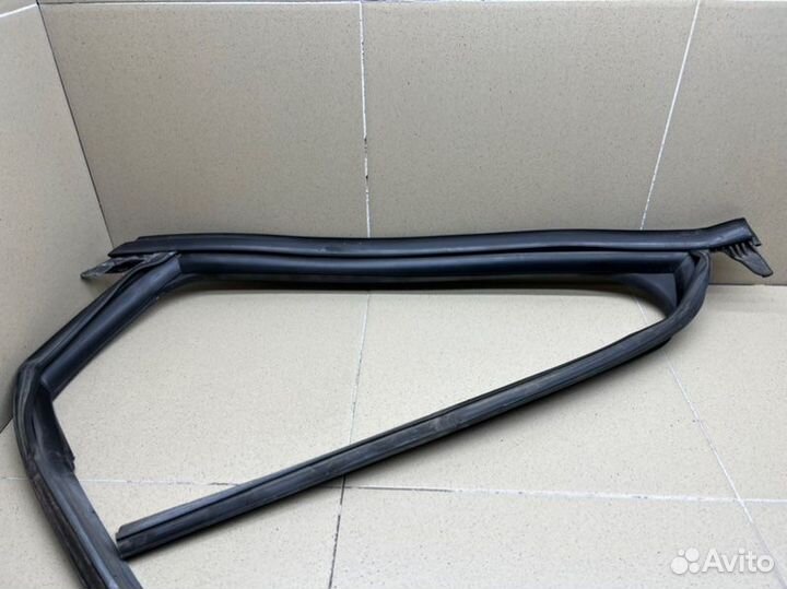 Уплотнитель стекла двери задний правый Audi A3 8V