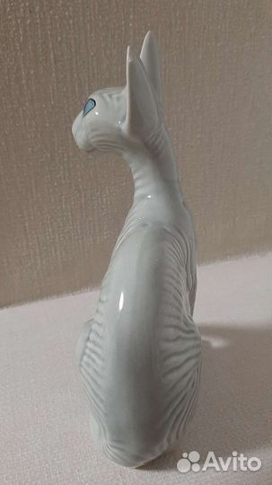 Кошка статуэтка. Фарфор