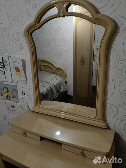 Туалетный столик и зеркало