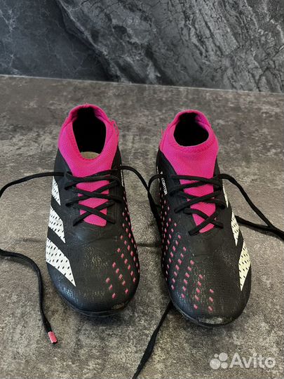 Футбольные бутсы adidas predator