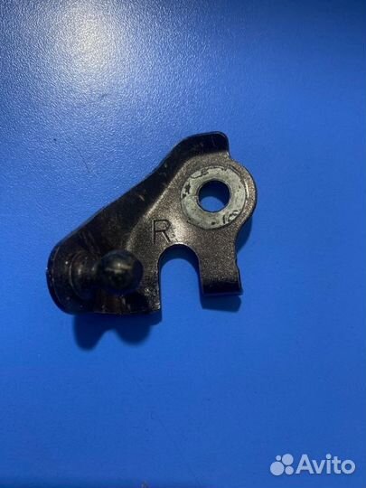 Кронштейн амортизатора капота передний правый