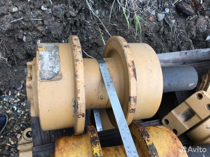 Каток поддерживающий Liebherr PR751 CAT D8H berco