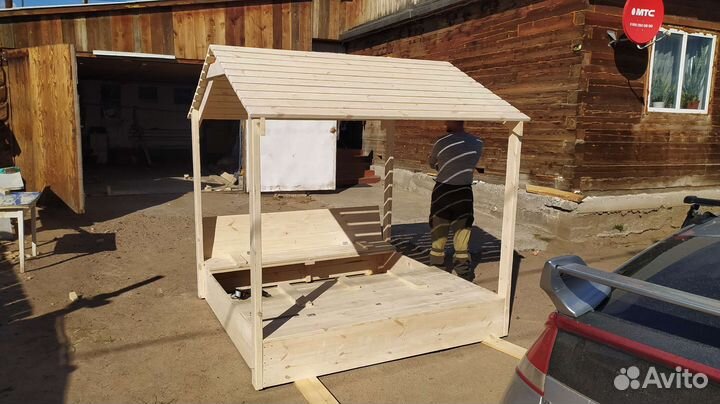 Песочница с крышей