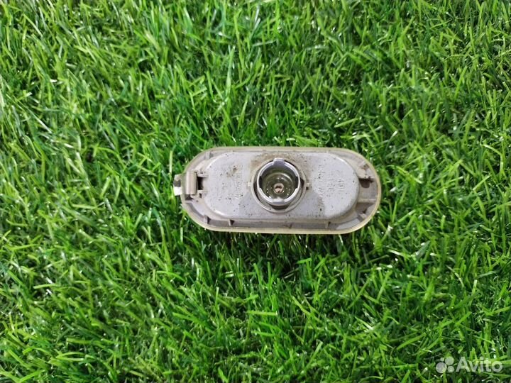 Повторитель на крыло белый Volkswagen Passat (B5.5