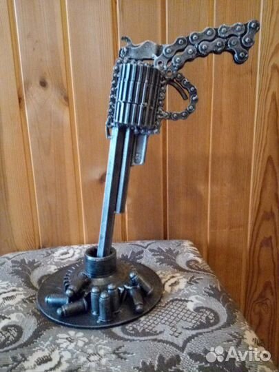 Настольная фигурка из автозапчастей