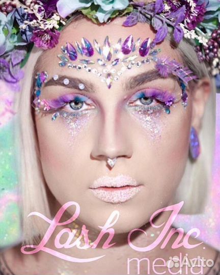 Модель на яркое цветное наращивание