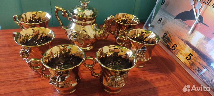 Заварочный чайник и чашки