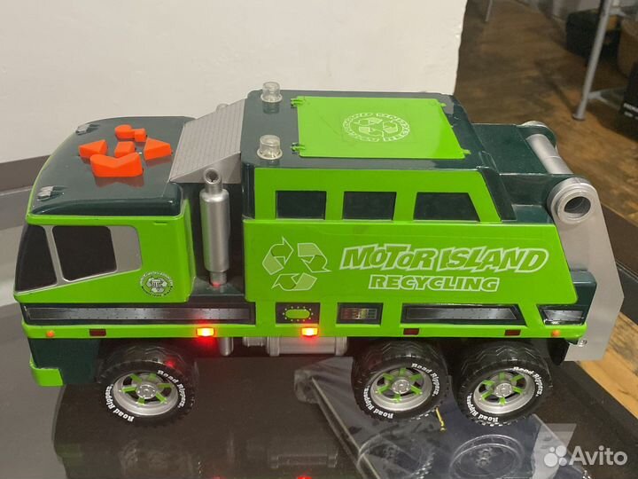 Детский автомобиль на батарейках