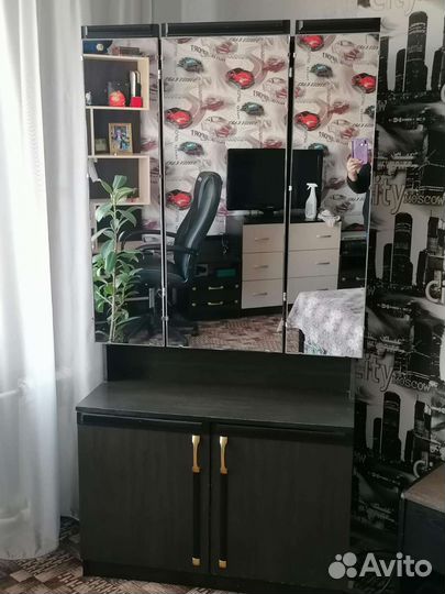 Трюмо и тумбочки