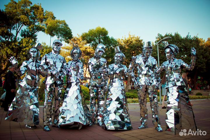 Артисты, зеркальные люди и зеркальные фотозоны