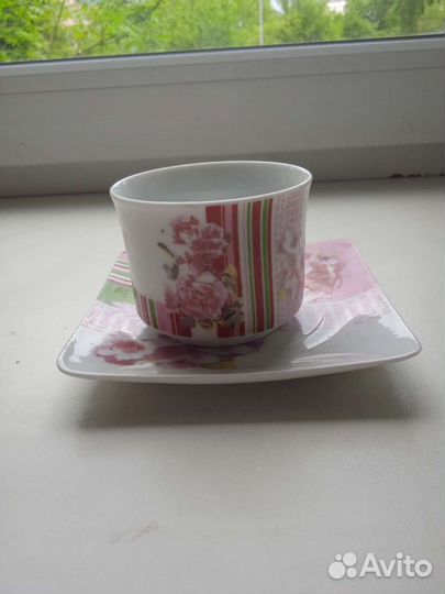 Кофейные чашки с блюдцами