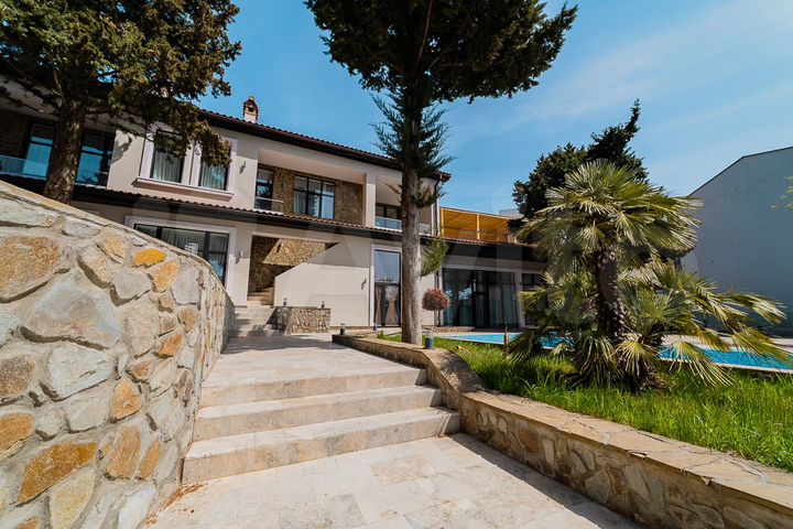 Дом 427,7 м² на участке 10,4 сот.