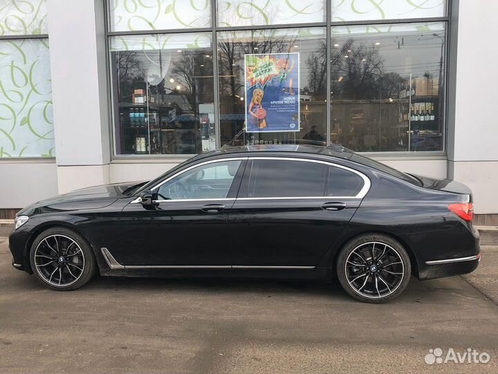 Водитель на премиальном автомобиле BMW 7 series