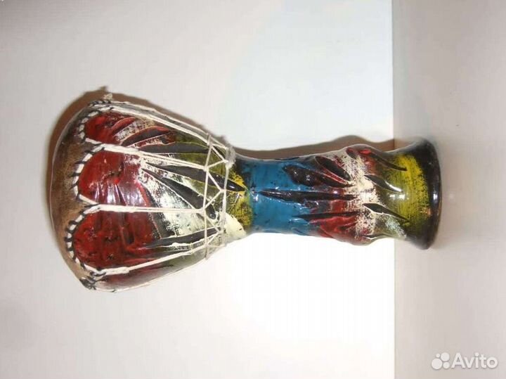 Музыкальные инструменты и настольная лампа