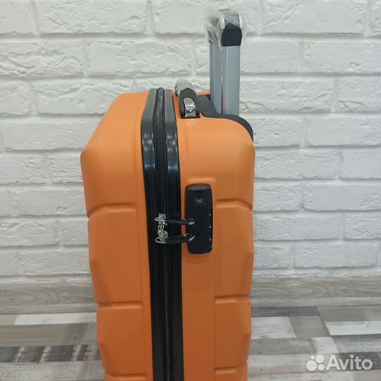 Чемодан на колёсах маленький s