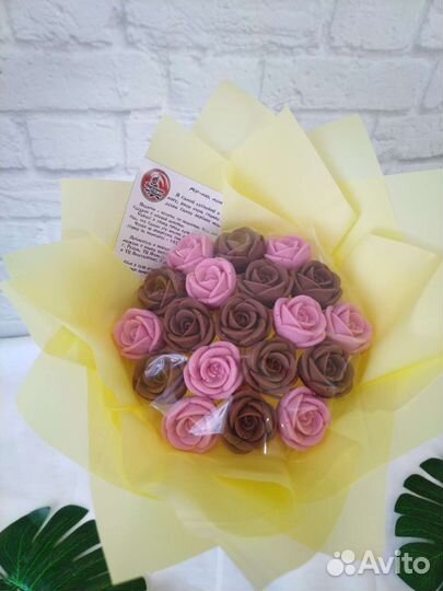 Шоколадные розы в букете на 8 марта