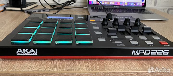 Akai MPD 226 midi-контроллер