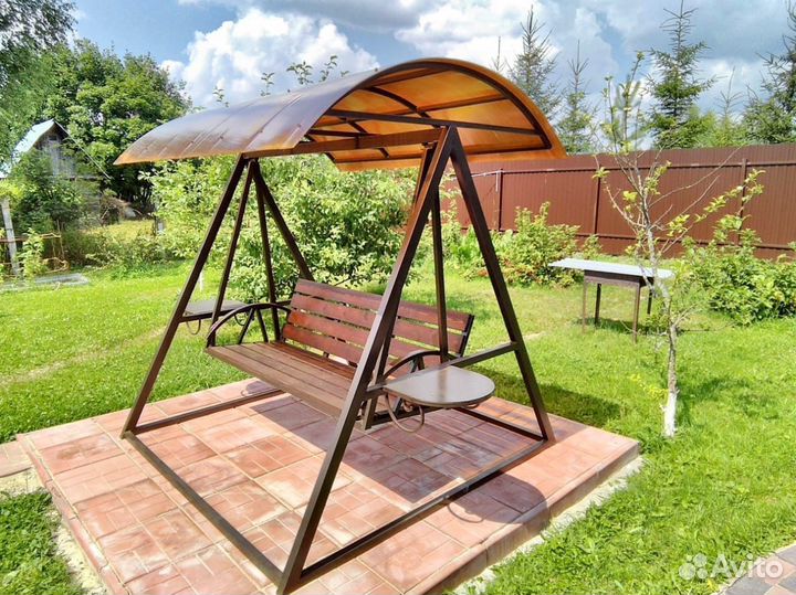 Садовые качели со столиками