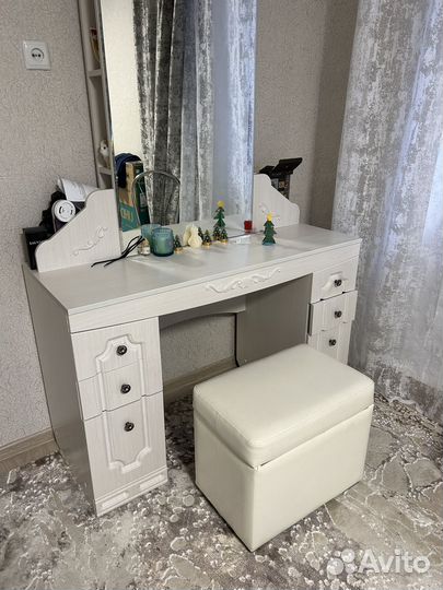 Столик с зеркалом