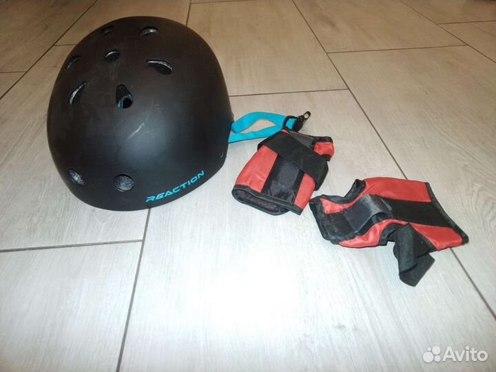 Лонгборд, шлем и защитные перчатки