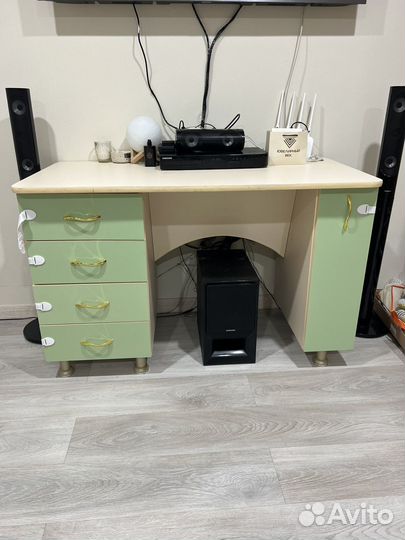 Маникюрный стол