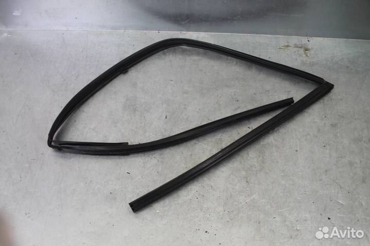 Уплотнитель стекла двери передней правой Nissan X