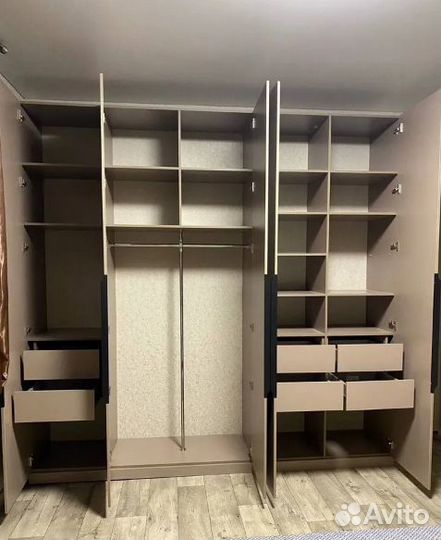 Шкаф распашной с полками