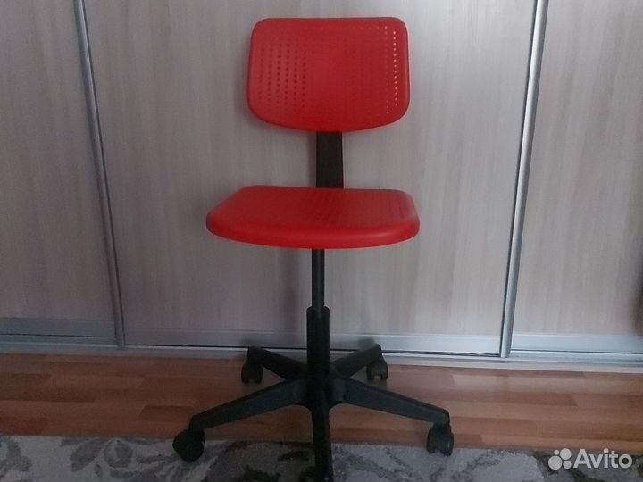 Стул офисный на колесах. IKEA