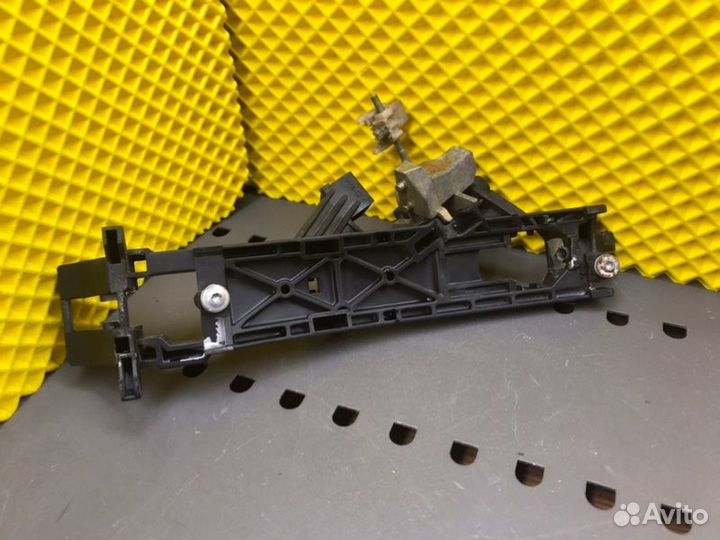 Механизм ручки двери передний левый Mercedes-Benz