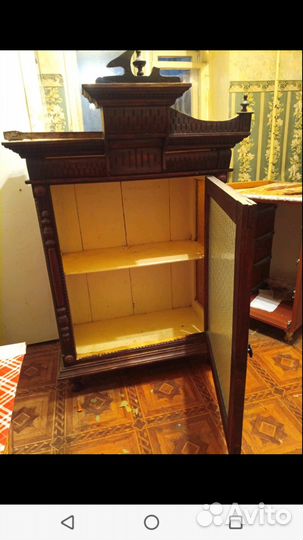 Старинный антикварный шкаф буфет