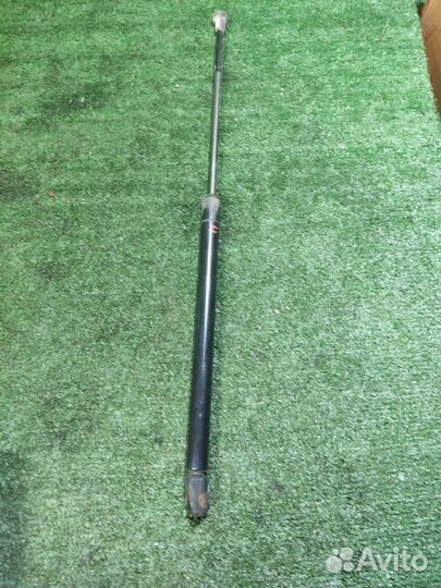 Амортизатор двери багажника Volkswagen Golf 4