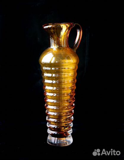 Изящный кувшин янтарное стекло