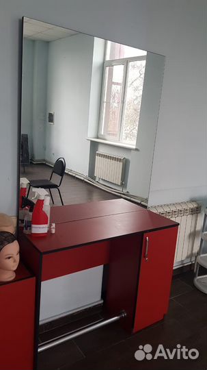 Стол для парикмахера с зеркалом и шкафом