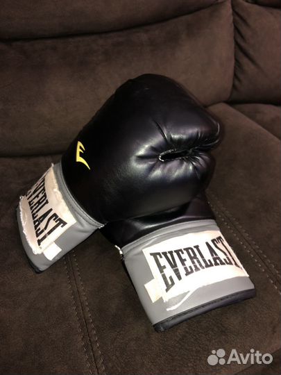 Боксерские перчатки everlast 10 oz