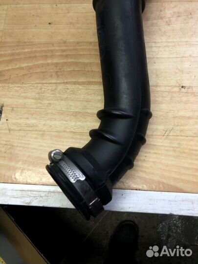 Патрубок интеркулера Volvo V60 S60 2011