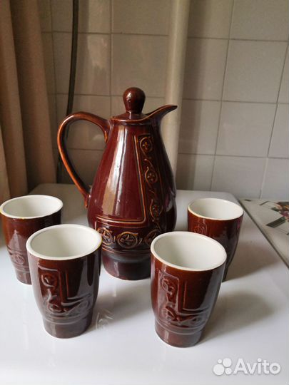 Глиняный кувшин, 4 стакана