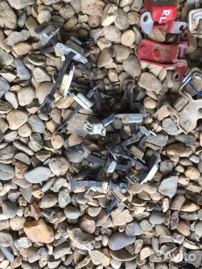 Toyota Vitz SCP10 петли задних дверей капота