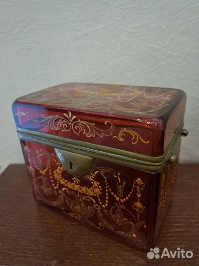 Антикварная шкатулка рубинового стекла с росписью