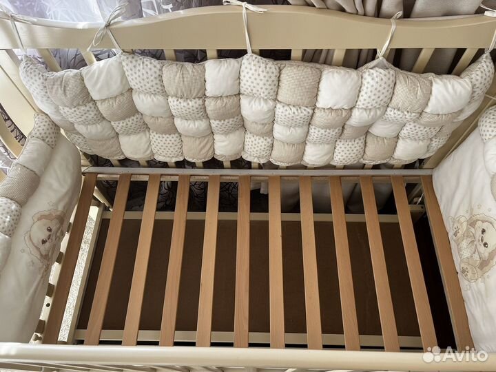 Детская кроватка с продольным маятником