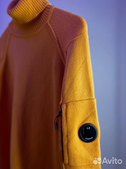 Свитер с горлом CP Company на руках