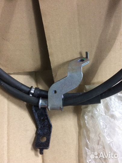 Правый трос стояночного тормоза